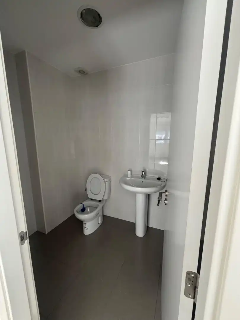 Badezimmer von Geschaftsraum zur Miete in Carballo
