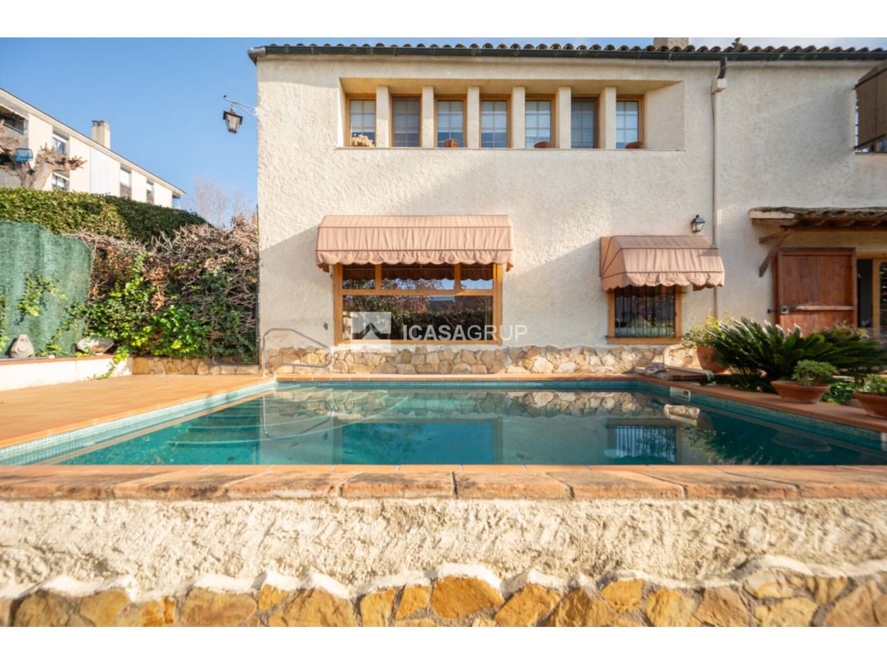 Vista exterior de Casa o xalet en venda en Rubí amb Calefacció, Jardí privat i Terrassa