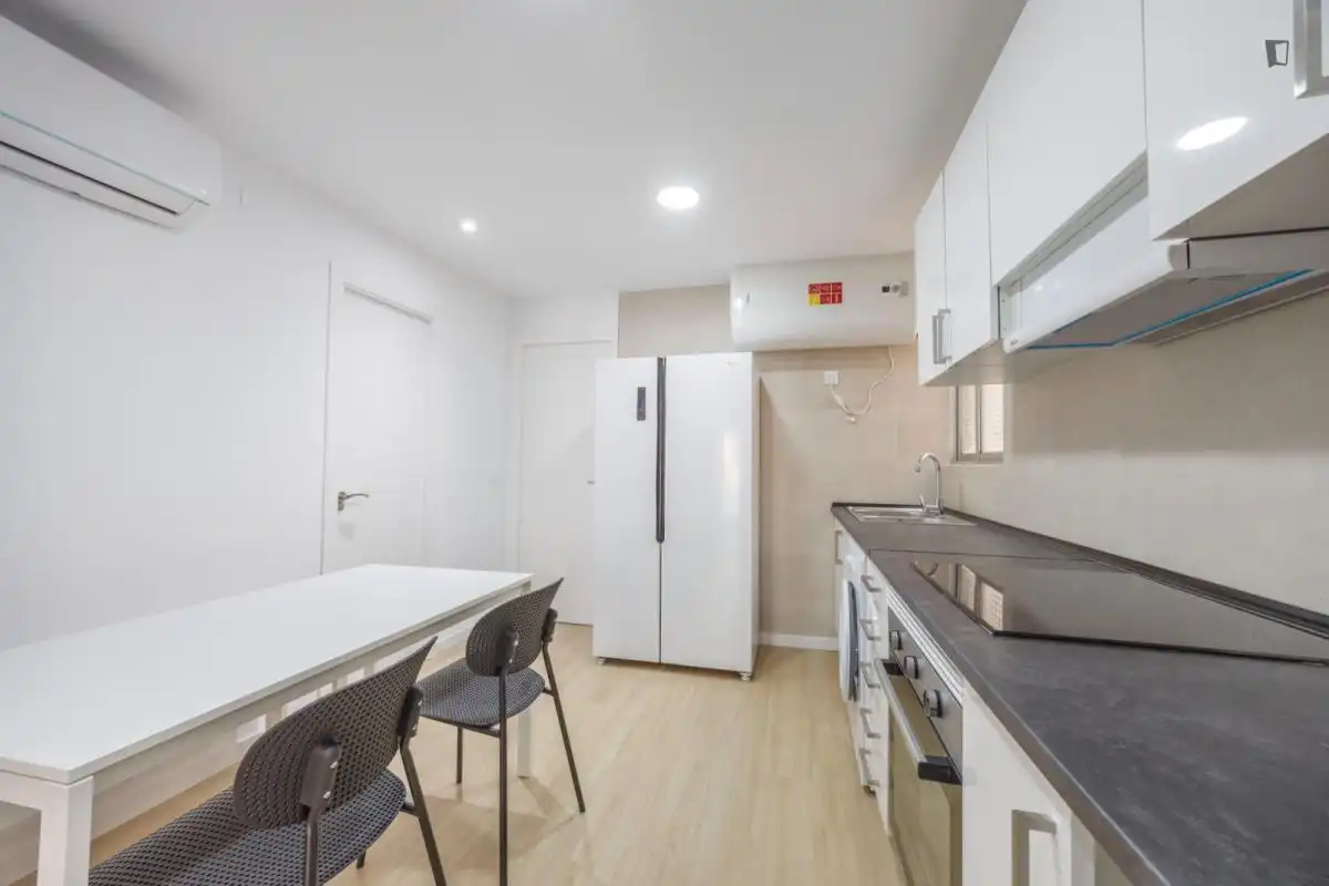Cuina de Apartament per a compartir en Valencia amb Moblat, Forn i Rentadora