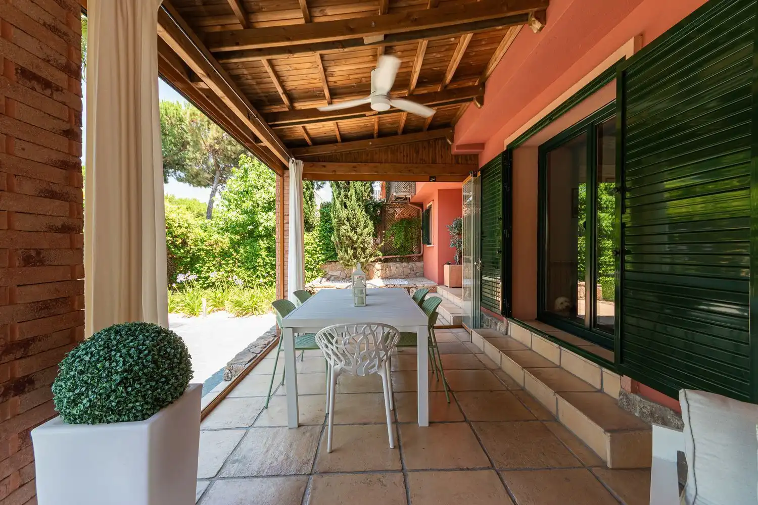 Terrasse von Einfamilien-Reihenhaus zum Verkauf in Boadilla del Monte mit Klimaanlage, Heizung und Abstellraum