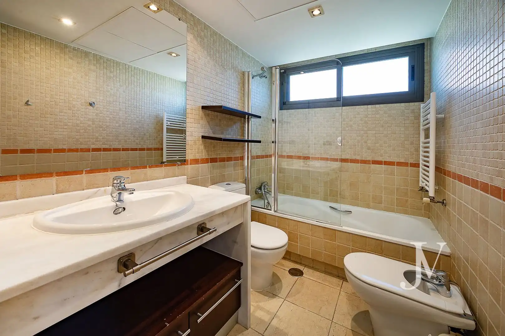 Badezimmer von Einfamilien-Reihenhaus zur Miete in La Moraleja mit Klimaanlage, Heizung und Privatgarten