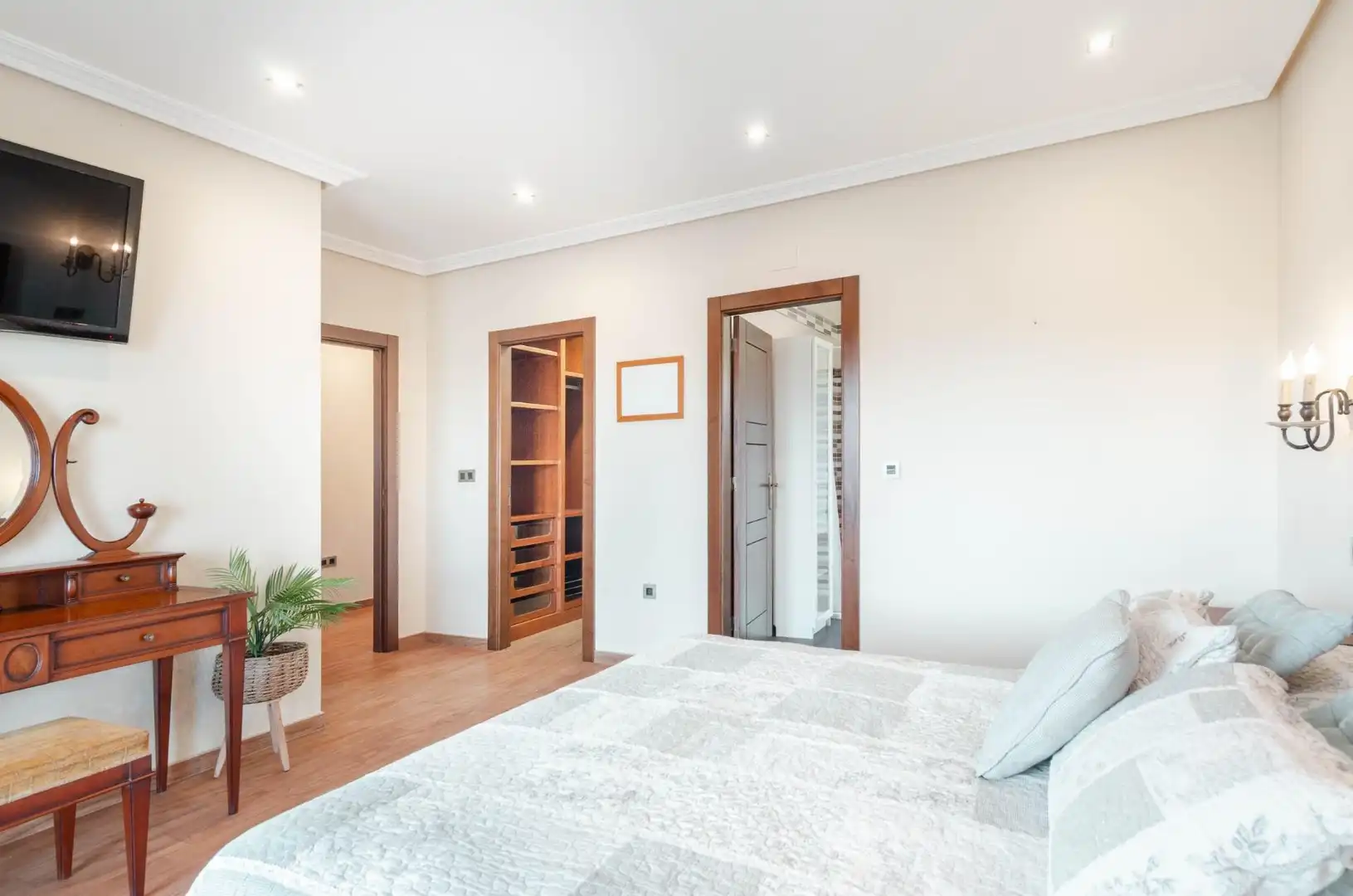 Habitación de Casa o chalet en venta en Santo Adriano con Calefacción, Piscina y Alarma