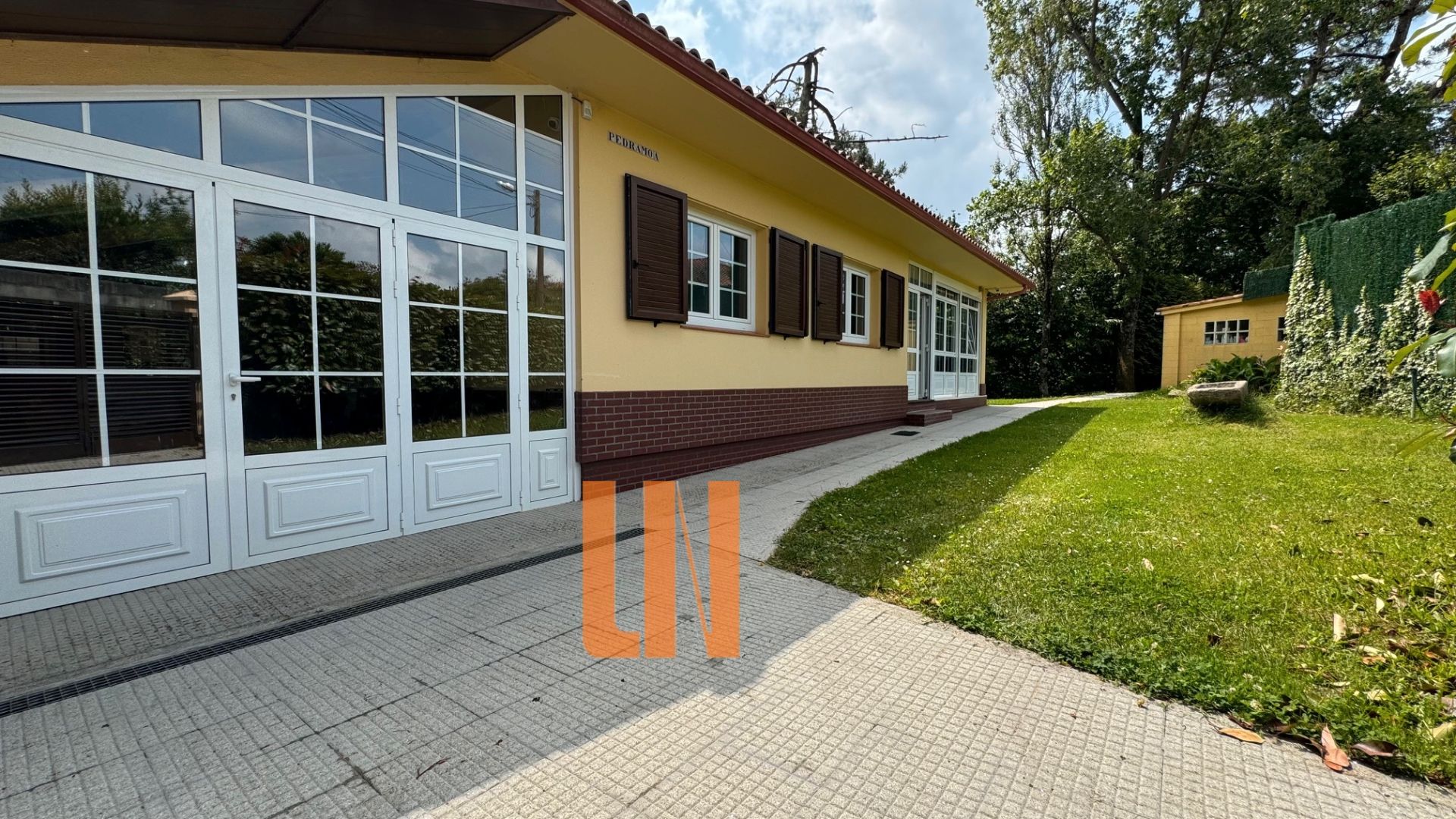 Vista exterior de Casa o xalet de lloguer en Cambre  amb Calefacció, Jardí privat i Traster