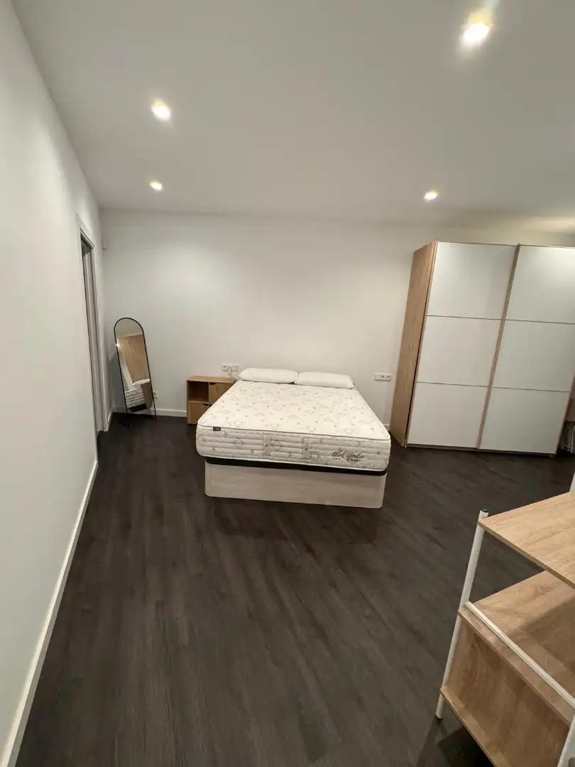 Schlafzimmer von Erdgeschoss zur Miete in Cornellà de Llobregat mit Klimaanlage, Heizung und Möbliert