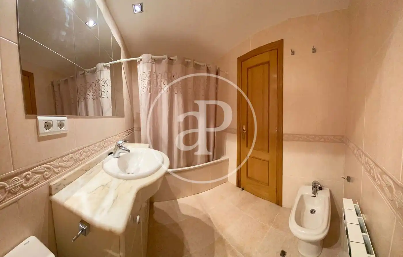 Baño de Piso de alquiler en Valencia con Aire acondicionado, Calefacción y Jardín privado