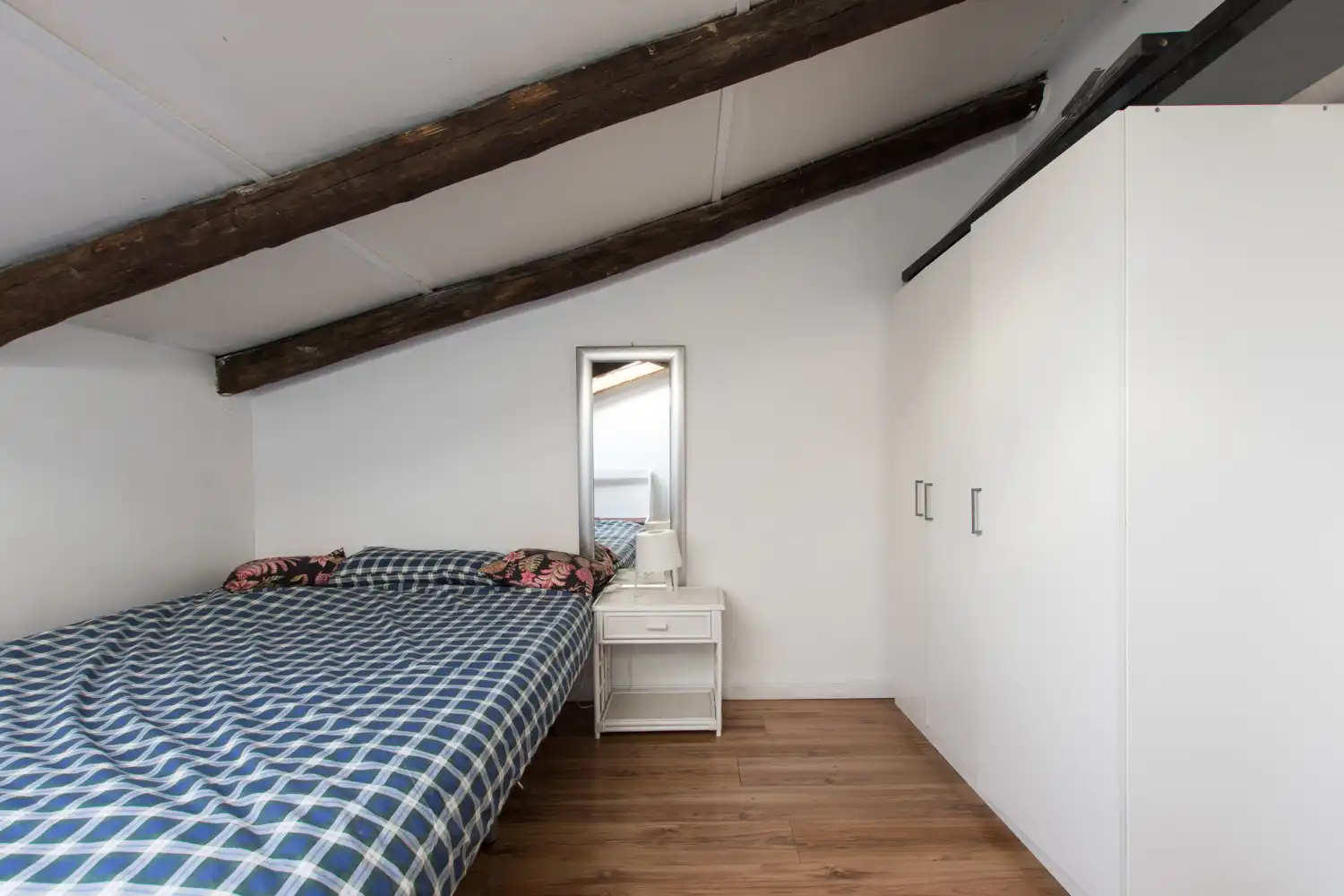 Schlafzimmer von Dachboden zum Verkauf in Madrid mit Klimaanlage, Heizung und Parkett