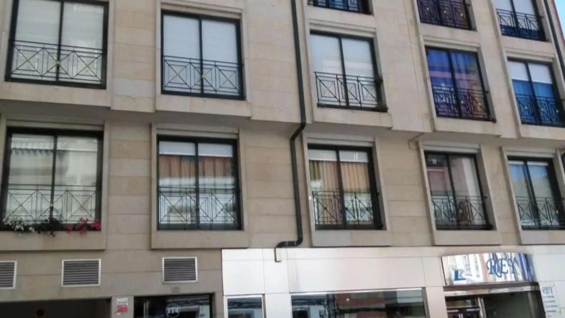 Außenansicht von Garage zum Verkauf in Ribeira