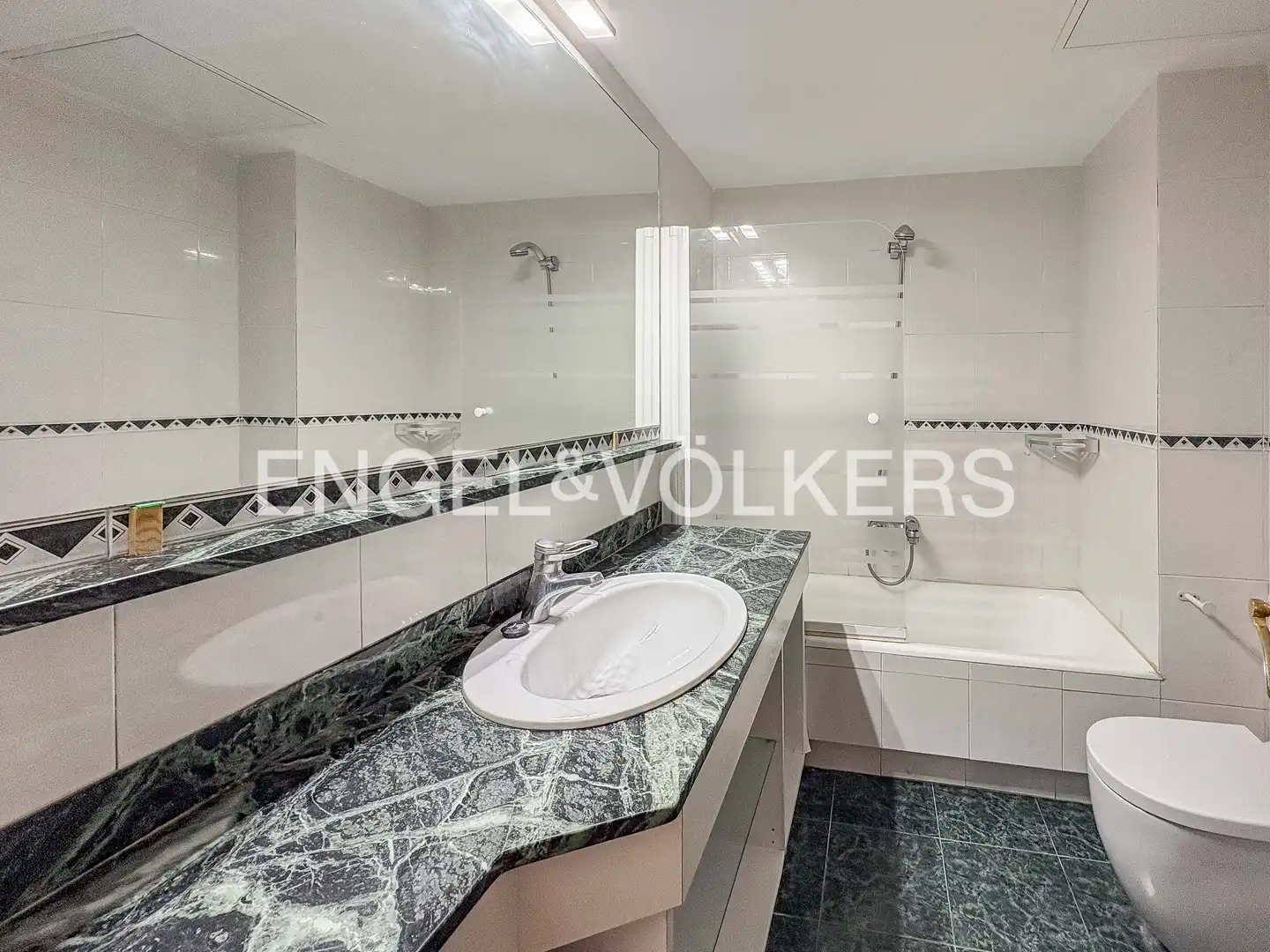 Bathroom of Flat for rent in Barcelona  with Air Conditioner, Heating and Parquet flooring