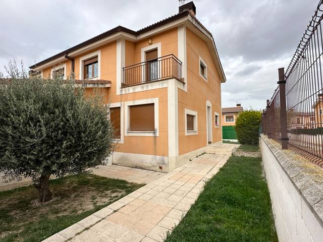 Casa adosada en Venta en Calle Merlot en Fuensaldaña
