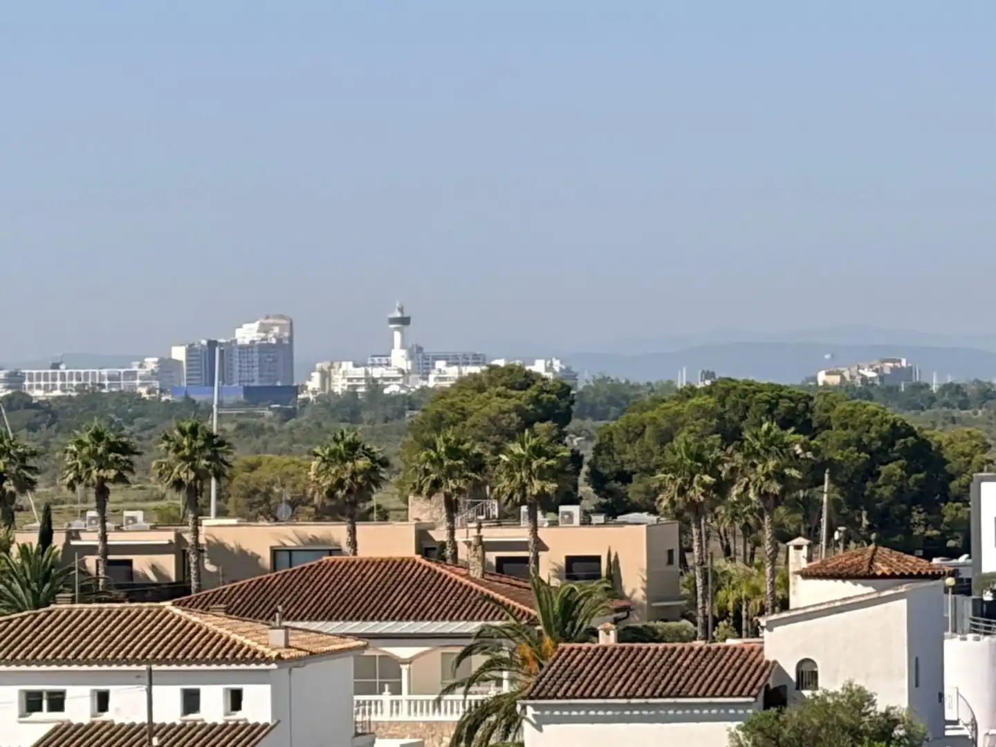 Vista exterior de Estudi en venda en Roses amb Calefacció, Terrassa i Moblat