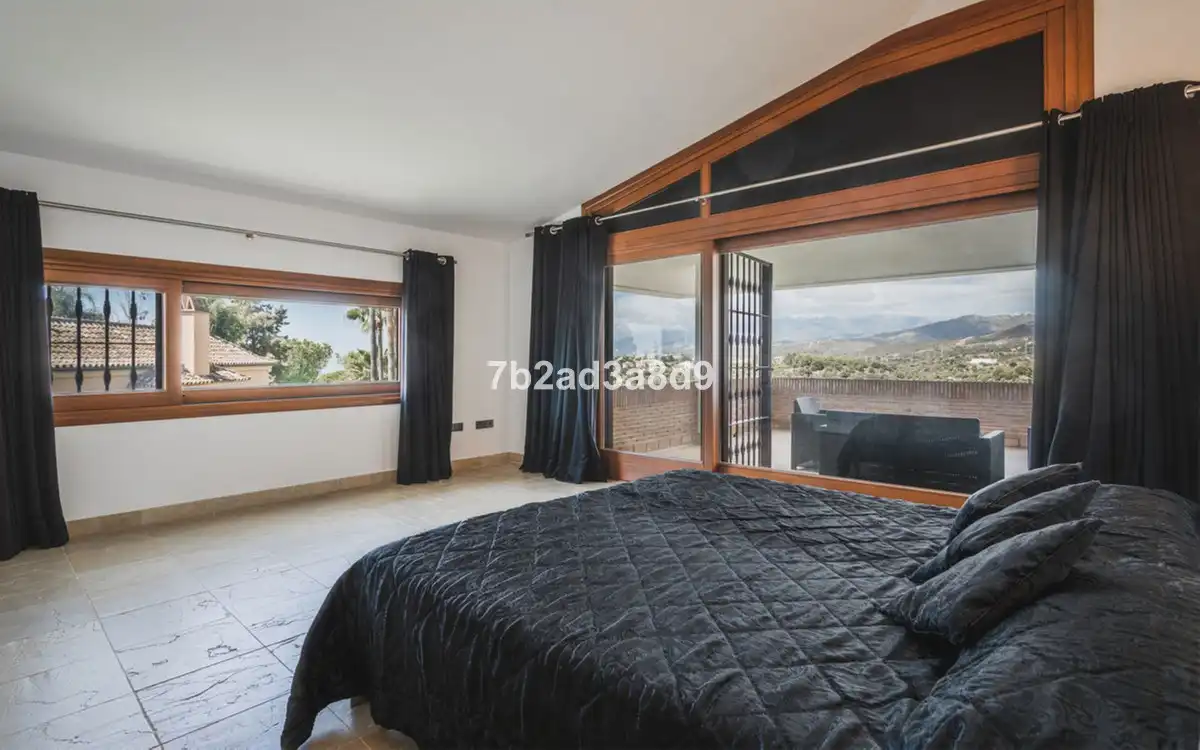 Dormitori de Casa o xalet en venda en Marbella amb Aire condicionat, Jardí privat i Terrassa