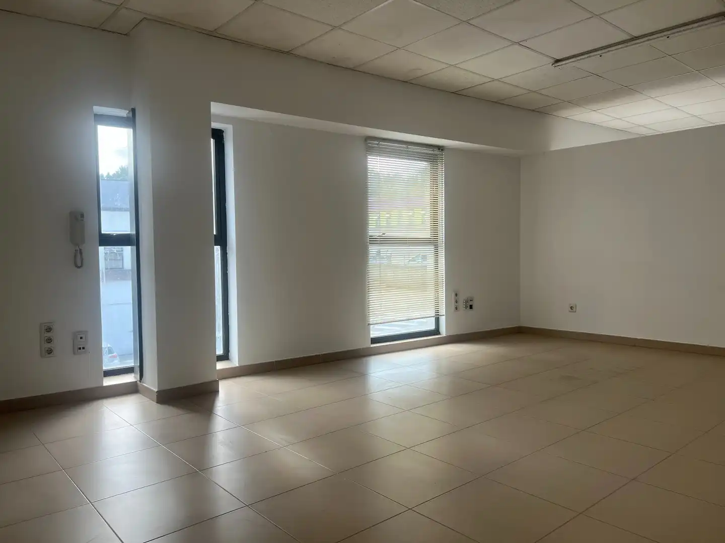 Nau industrial de lloguer en Ames amb Alarma