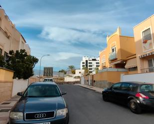 Vista exterior de Casa adosada en venda en Roquetas de Mar amb Aire condicionat, Jardí privat i Terrassa