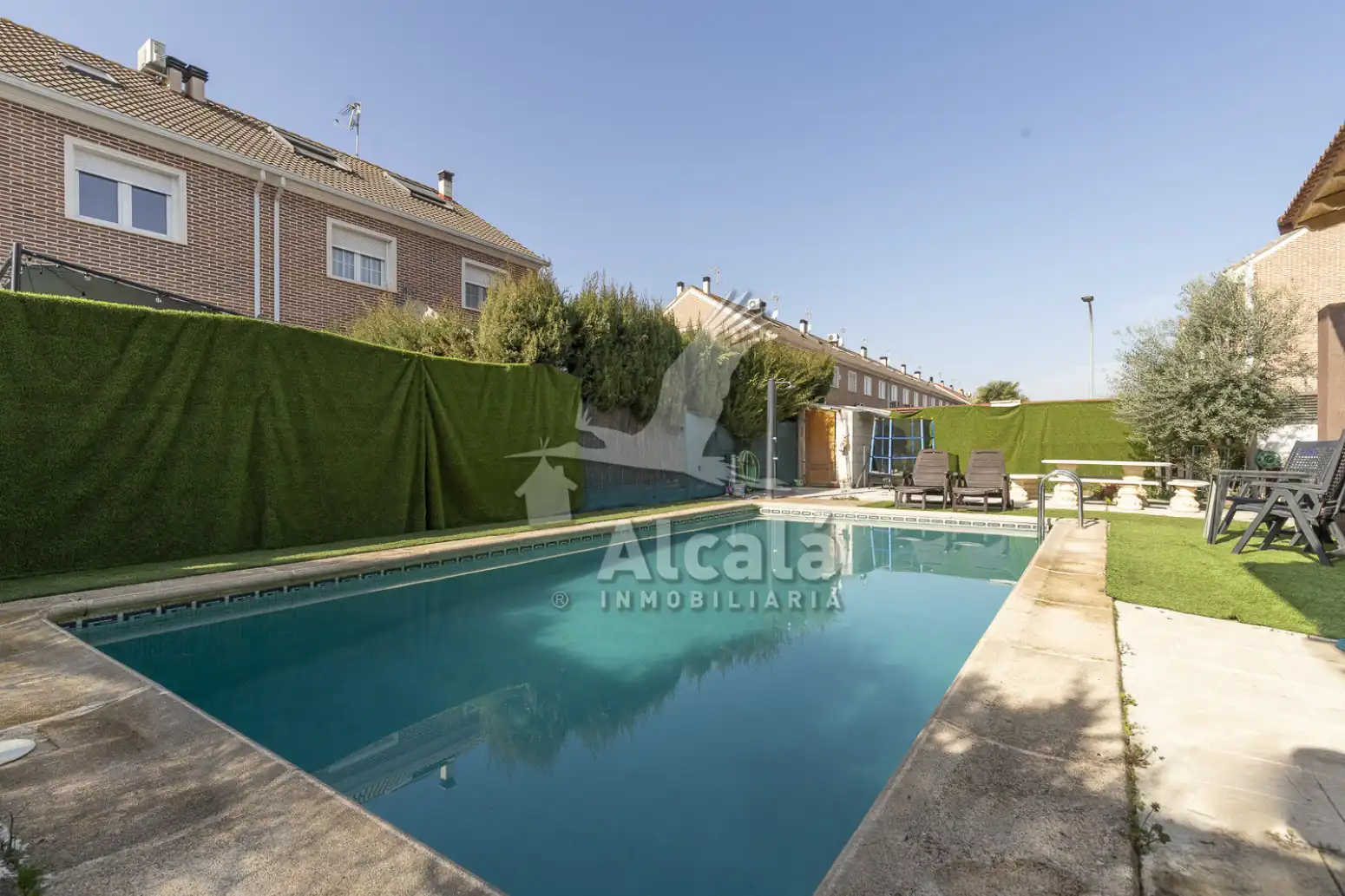 Vista exterior de Casa adosada en venta en Azuqueca de Henares con Aire acondicionado, Calefacción y Piscina