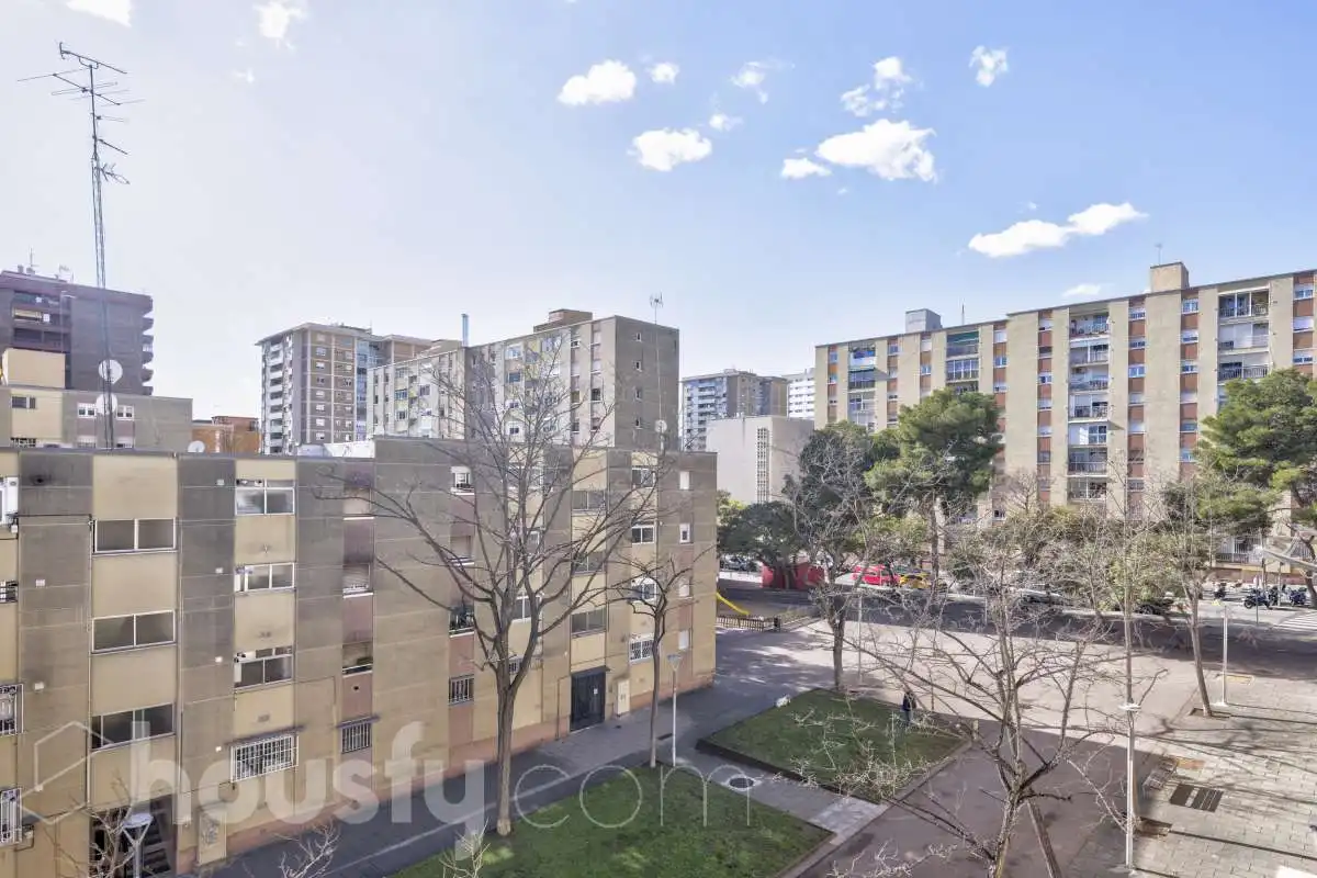 Außenansicht von Wohnung zum Verkauf in Barcelona mit Klimaanlage, Terrasse und Balkon