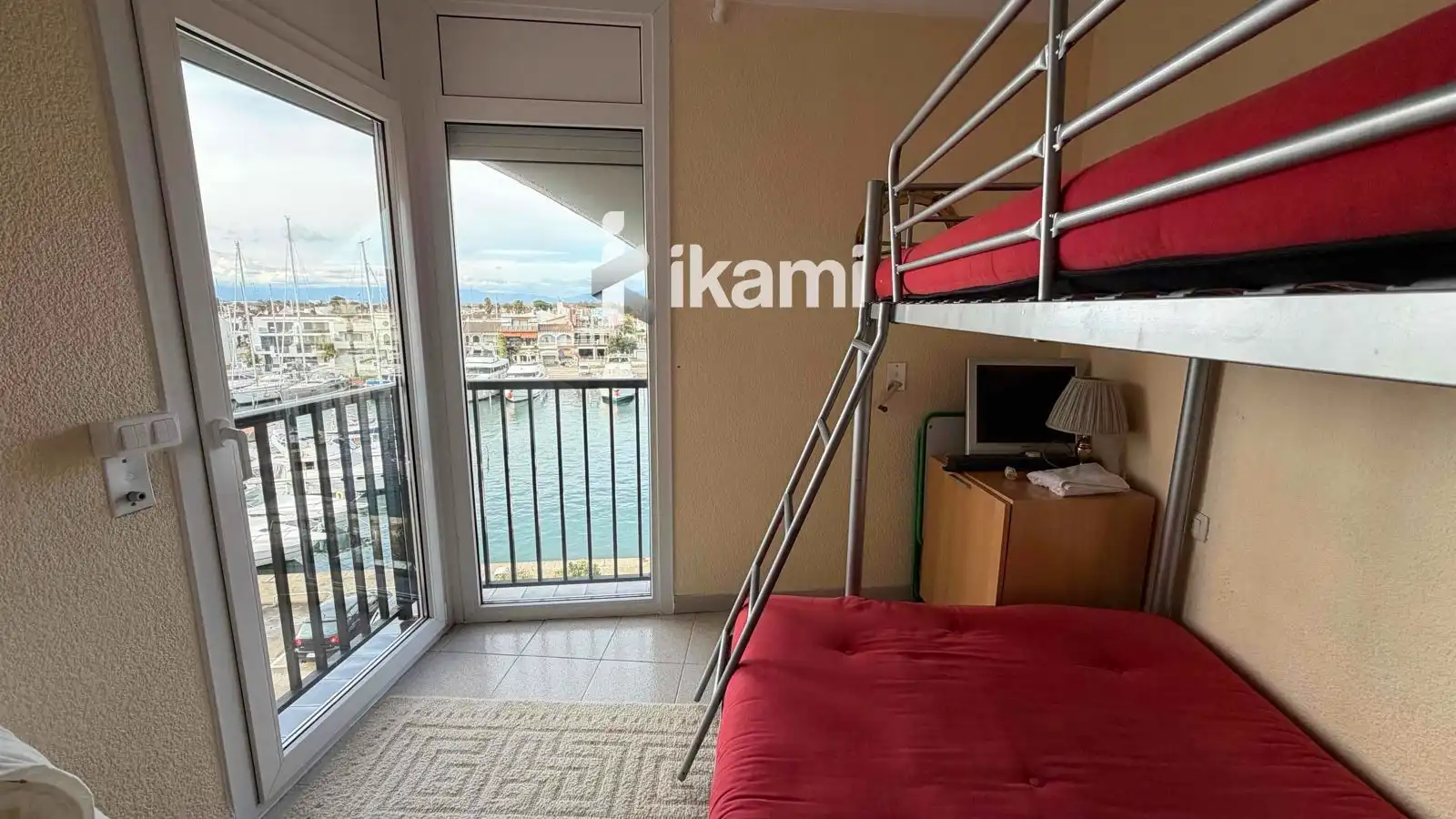 Schlafzimmer von Dachboden zur Miete in Empuriabrava mit Klimaanlage, Heizung und Terrasse
