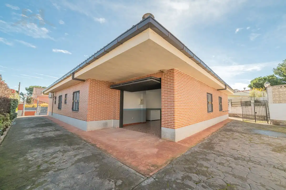 Vista exterior de Casa o xalet en venda en Griñón amb Aire condicionat, Jardí privat i Traster