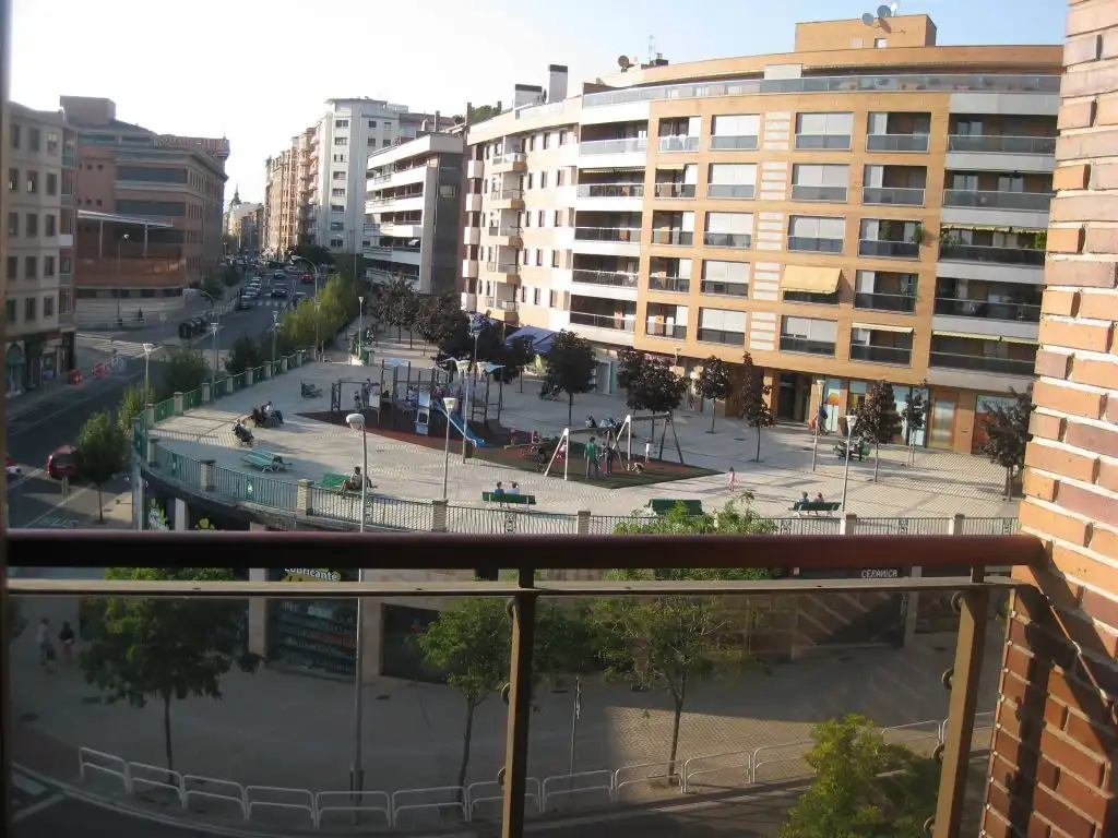 Vista exterior de Piso de alquiler en  Pamplona / Iruña con Calefacción, Amueblado y Balcón