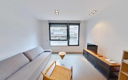 Sala d'estar de Apartament de lloguer en  Madrid Capital amb Aire condicionat i Balcó