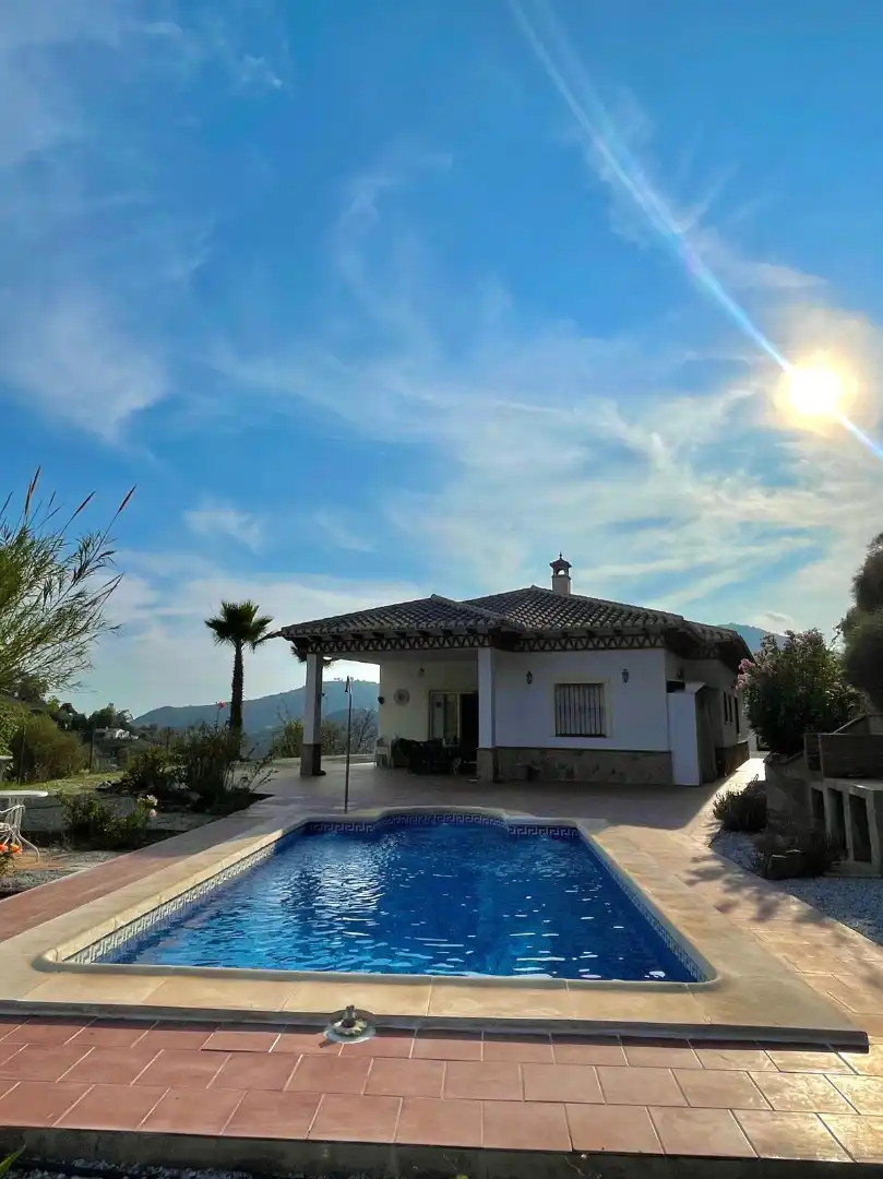 Vista exterior de Casa o xalet en venda en Torrox amb Jardí privat, Piscina i Moblat