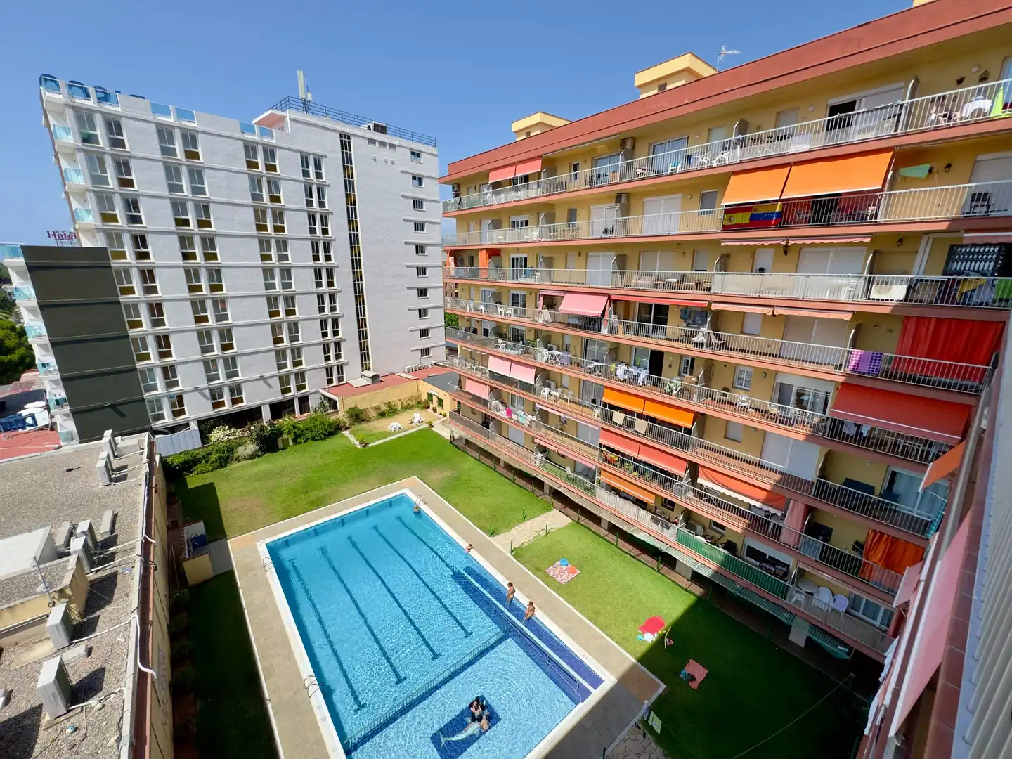 Piscina de Piso en venta en Malgrat de Mar con Jardín privado, Terraza y Balcón