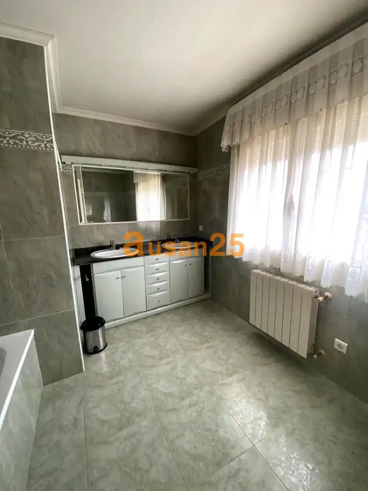 Badezimmer von Haus oder Chalet zum Verkauf in Fresnillo de las Dueñas mit Heizung, Parkett und Terrasse
