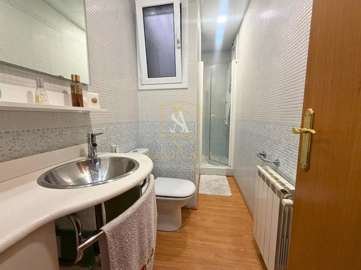 Badezimmer von Einfamilien-Reihenhaus zum Verkauf in Badalona mit Klimaanlage, Heizung und Parkett