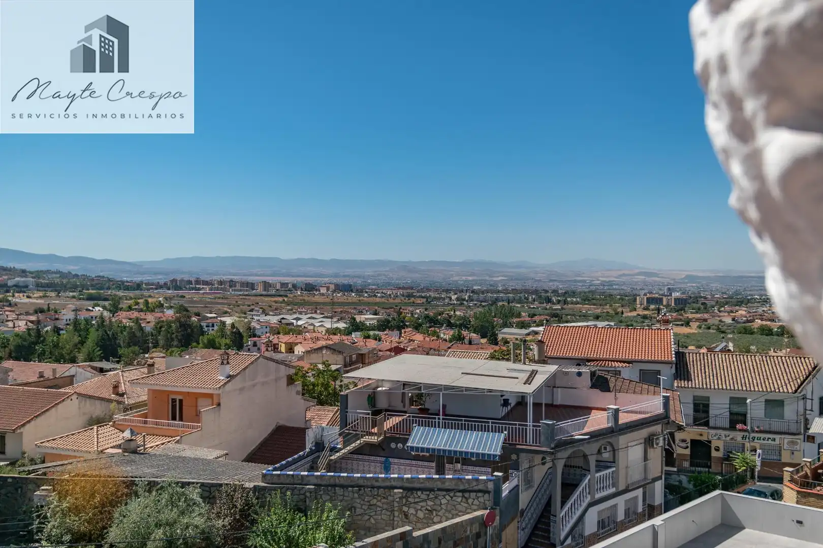 Vista exterior de Casa adosada en venta en Jun con Terraza, Amueblado y Alarma