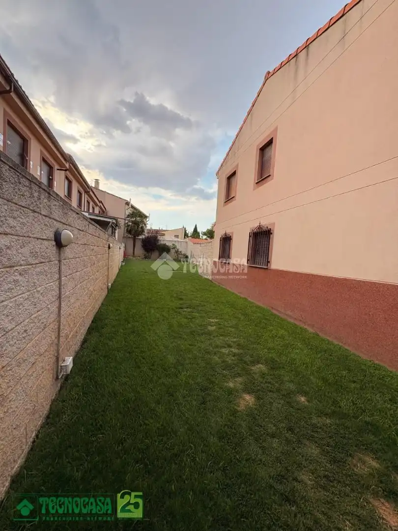 Vista exterior de Casa adosada en venda en Villatobas amb Aire condicionat i Calefacció
