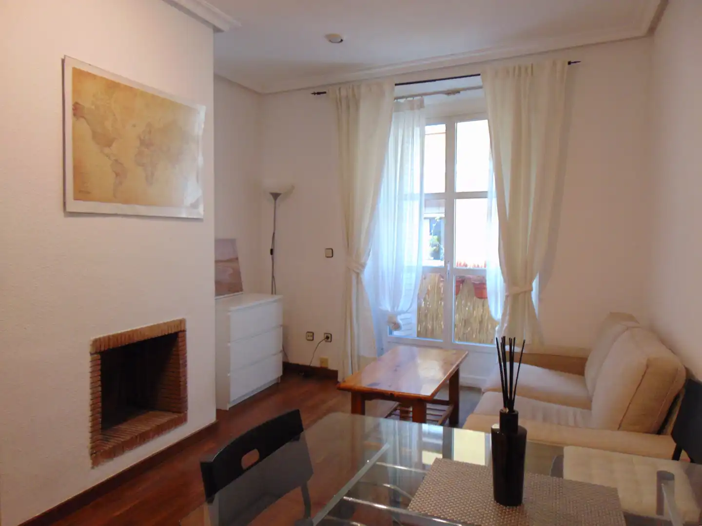 Sala d'estar de Apartament en venda en Madrid amb Aire condicionat, Moblat i Balcó