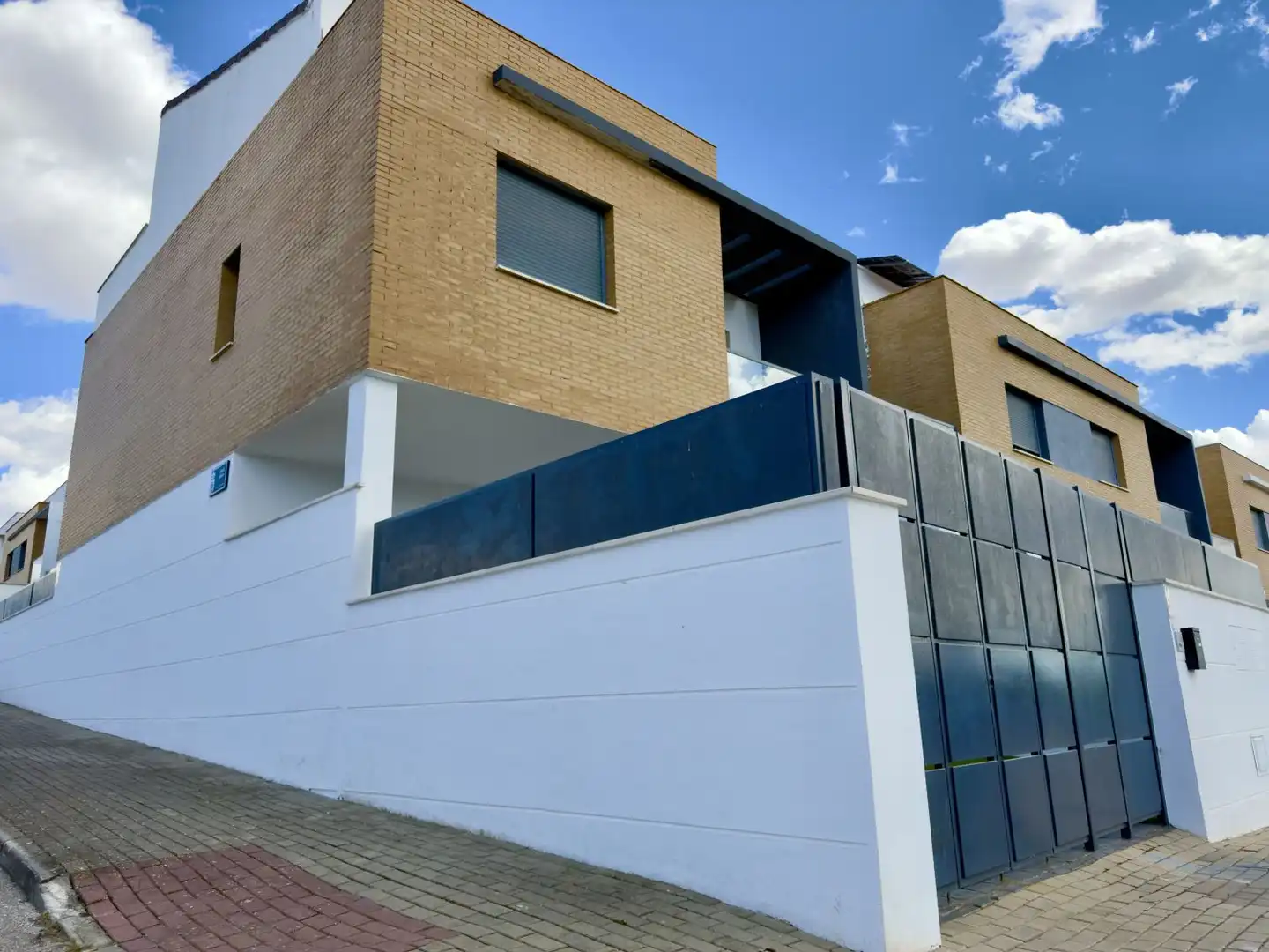 Vista exterior de Casa o xalet en venda en Guillena amb Aire condicionat, Calefacció i Terrassa