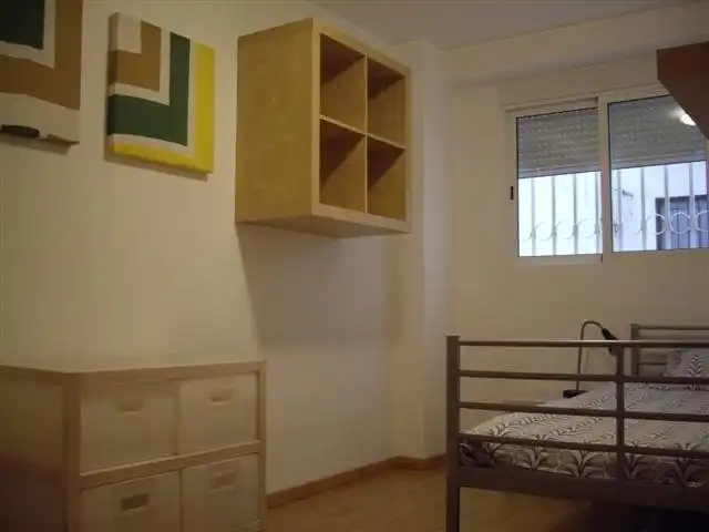 Schlafzimmer von Wohnung zur Miete in Valencia mit Klimaanlage