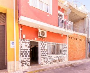 Vista exterior de Casa adosada en venda en Pilar de la Horadada amb Aire condicionat, Terrassa i Balcó