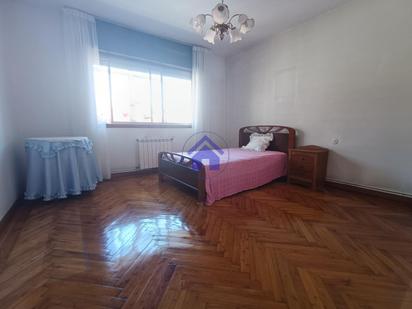 Dormitori de Pis en venda en Vigo  amb Calefacció, Parquet i Terrassa