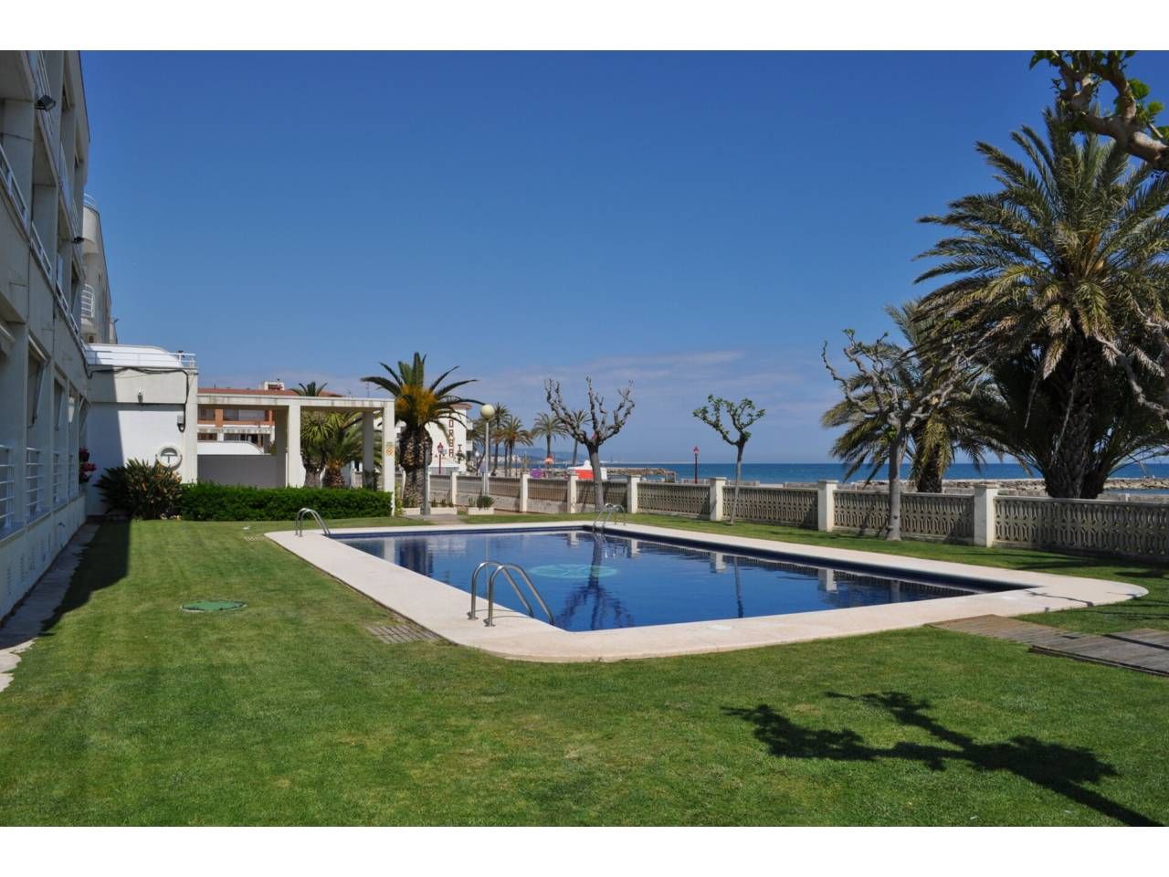 Jardín de Apartamento en venta en Cubelles con Terraza, Amueblado y Piscina comunitaria