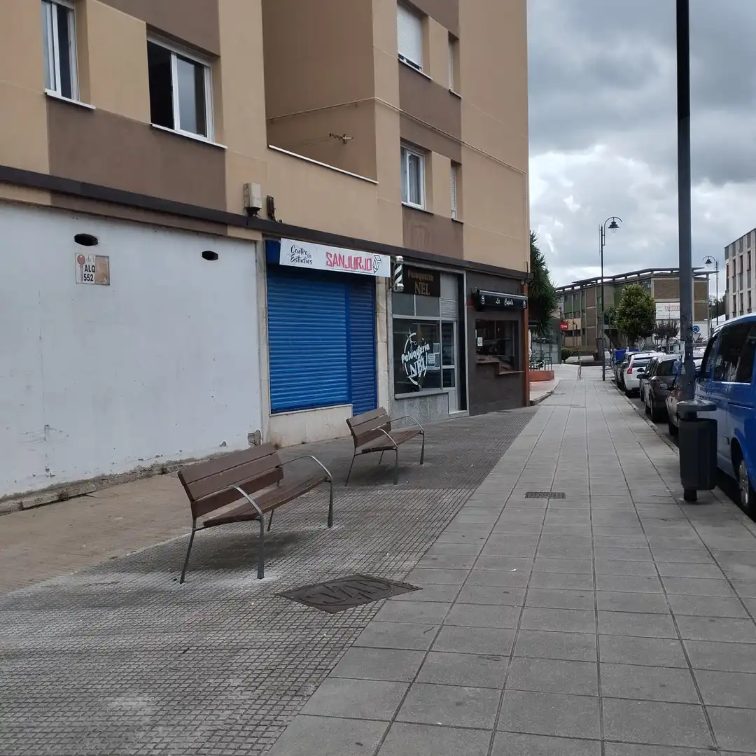 Locale commerciale in affitto a Calle Vicente Aleixandre 16