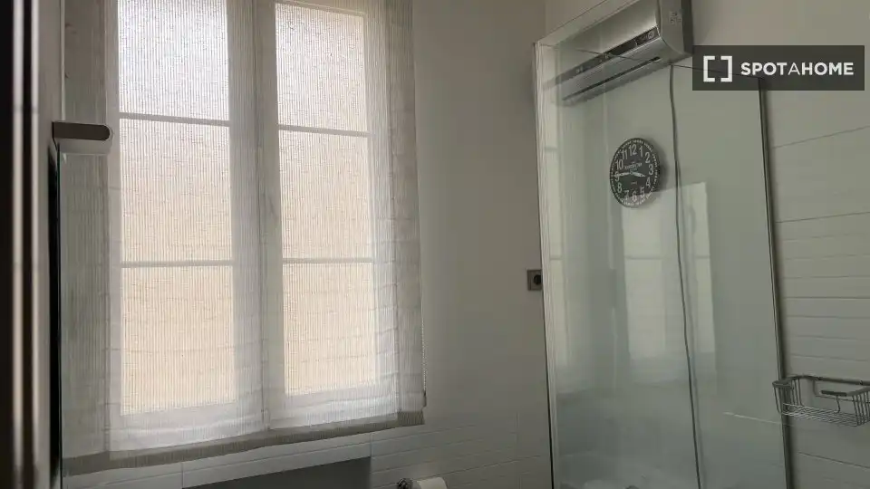 Bathroom of Flat for share in Barrio de Salamanca