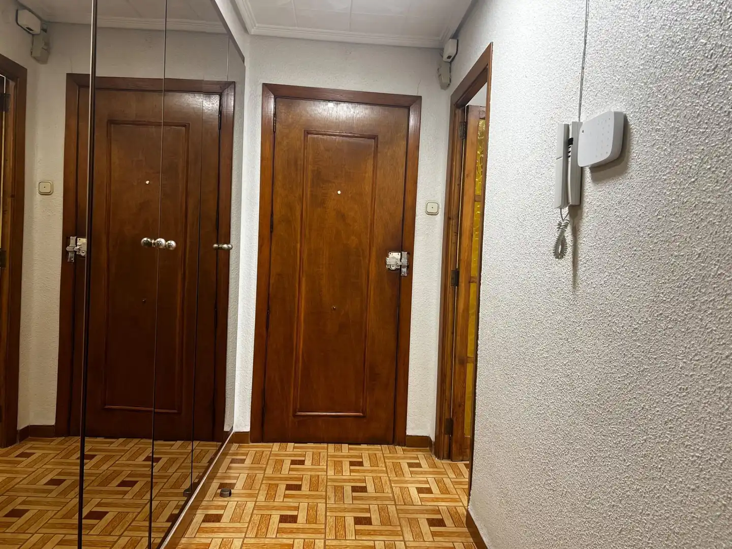 Flat for sale in Valencia  with Air Conditioner and Alarm