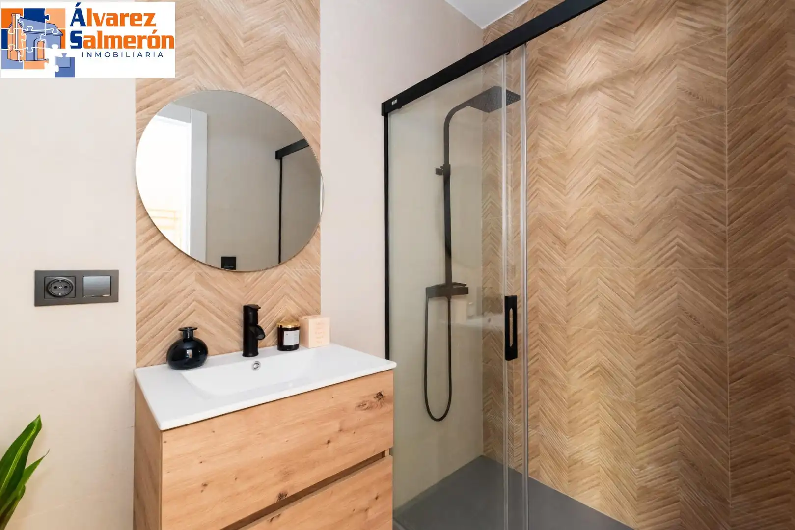 Bathroom of Study for sale in Granada  with Air Conditioner, Heating and Furnished