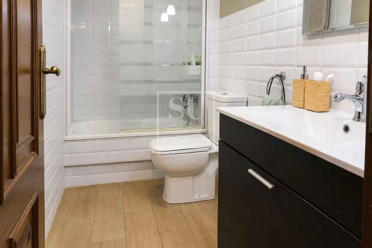 Bathroom of Flat for sale in Nigrán  with Heating, Parquet flooring and Storage room
