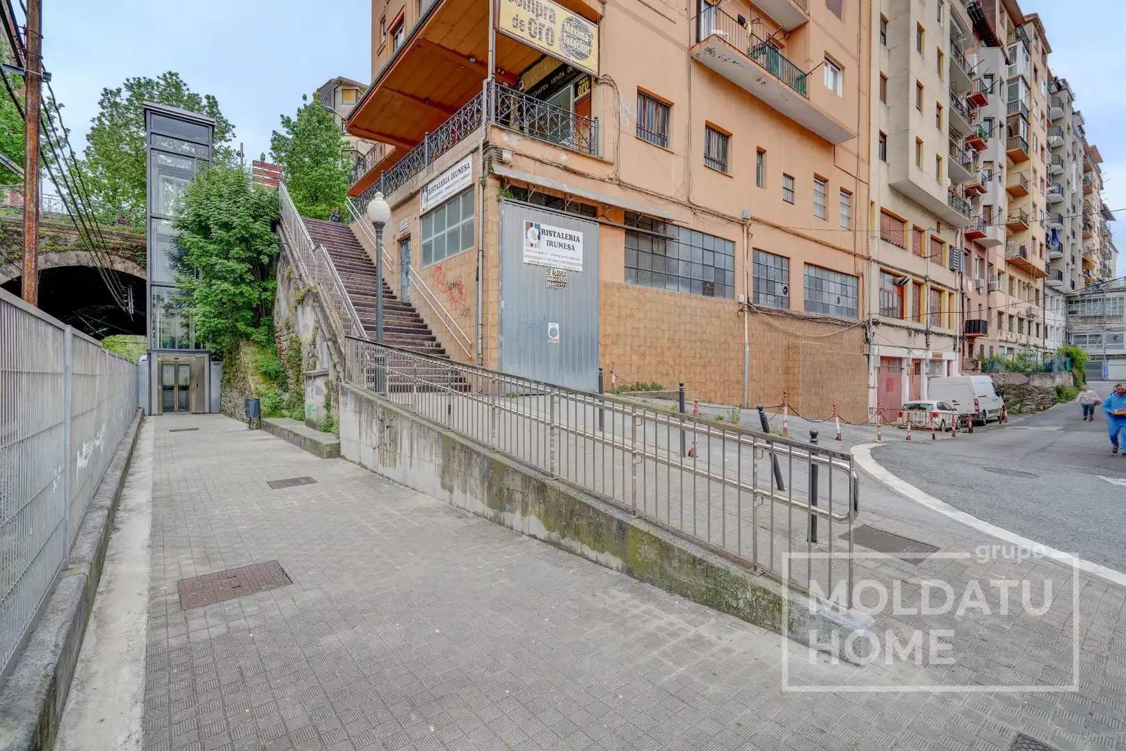 Vista exterior de Pis en venda en Irun  amb Calefacció i Moblat
