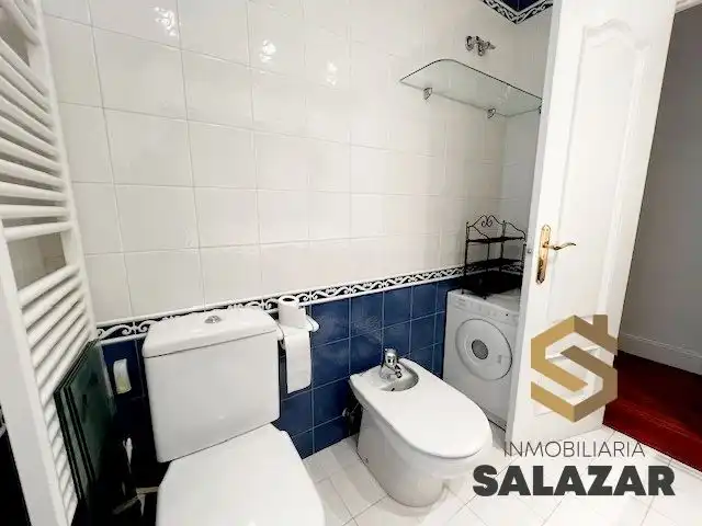 Baño de Piso de alquiler en Bilbao  con Calefacción y Balcón