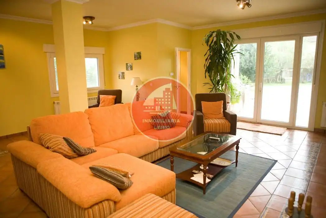Sala d'estar de Casa o xalet en venda en Pontevedra Capital  amb Jardí privat, Terrassa i Moblat