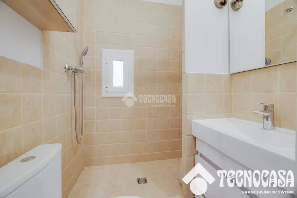 Badezimmer von Wohnung zum Verkauf in Barcelona mit Klimaanlage und Heizung