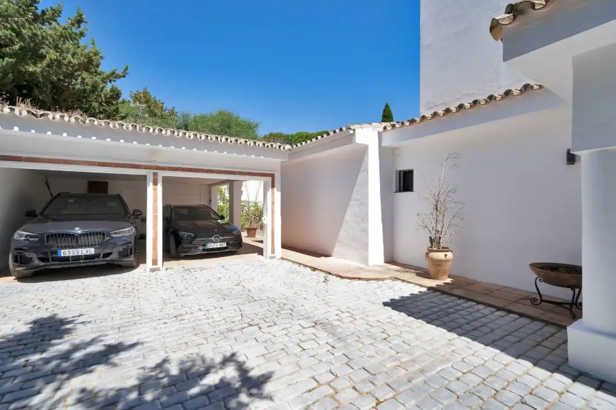 Vista exterior de Casa o xalet en venda en Marbella amb Aire condicionat, Jardí privat i Terrassa