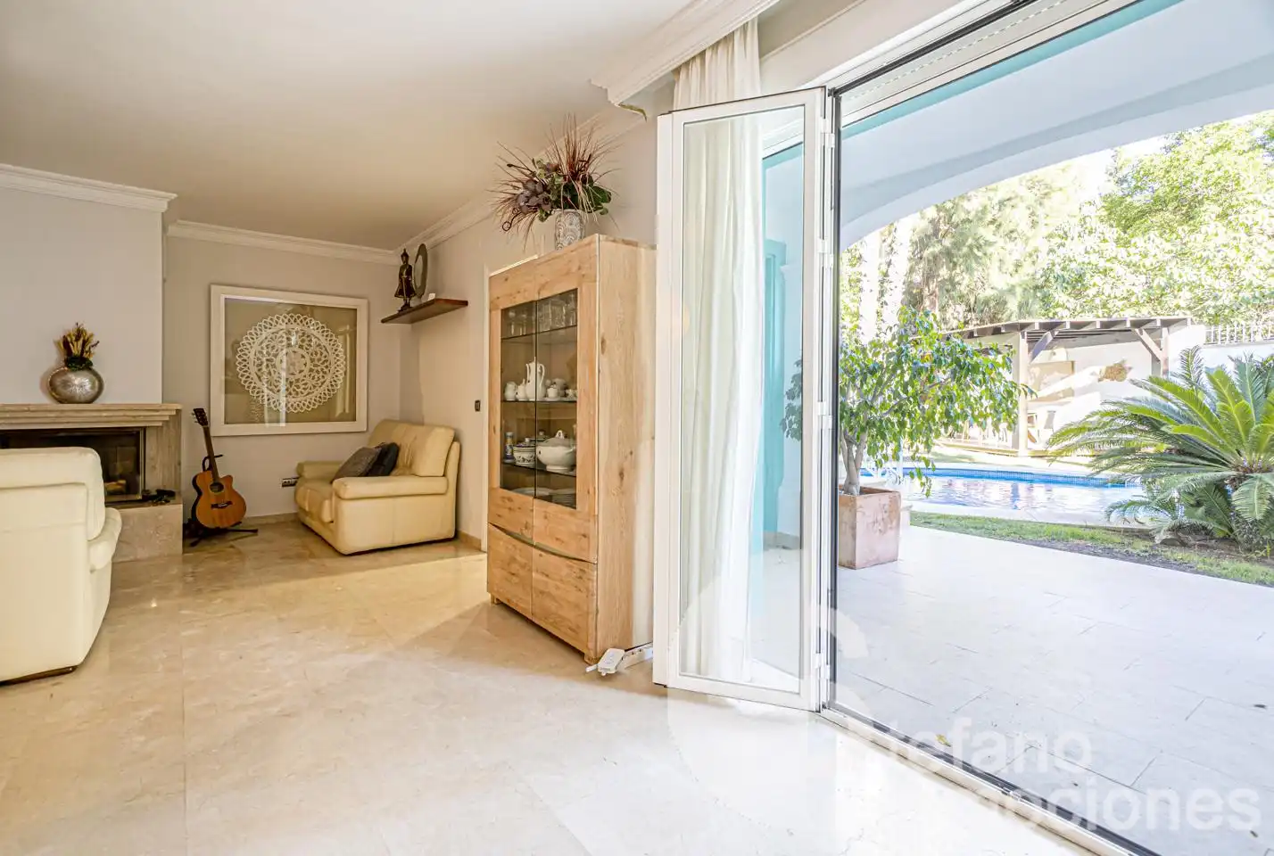 Vista exterior de Casa o xalet en venda en Málaga amb Aire condicionat, Jardí privat i Parquet