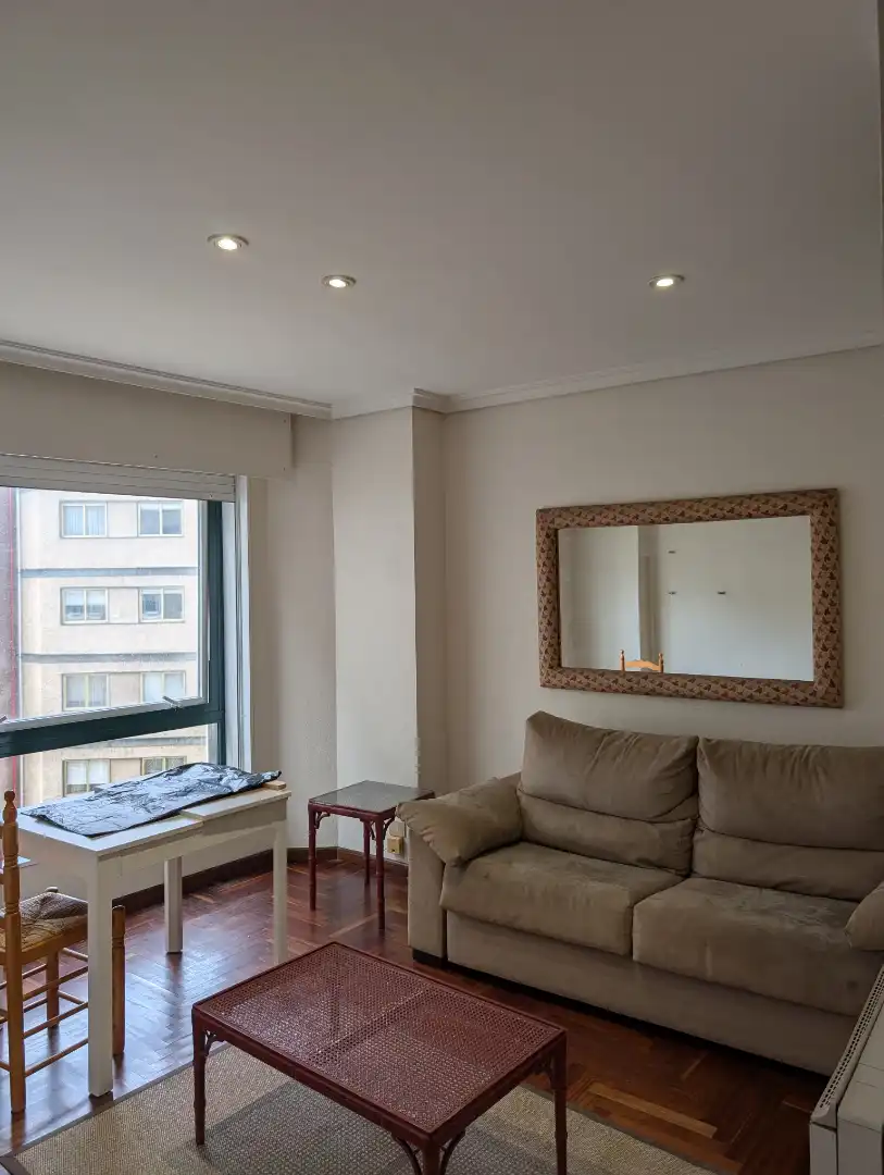 Sala d'estar de Apartament en venda en Pontevedra Capital  amb Calefacció, Parquet i Moblat