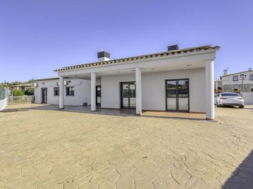 Chalet con piscina en venta en Calle Canigo