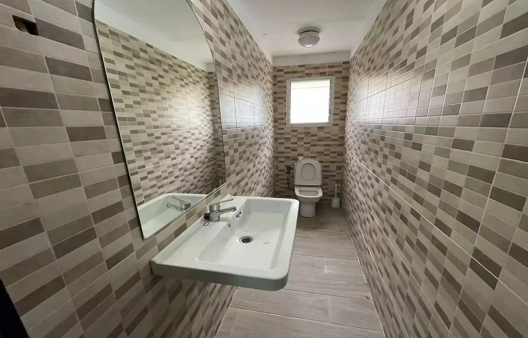 Badezimmer von Geschaftsraum zum Verkauf in Empuriabrava mit Möbliert