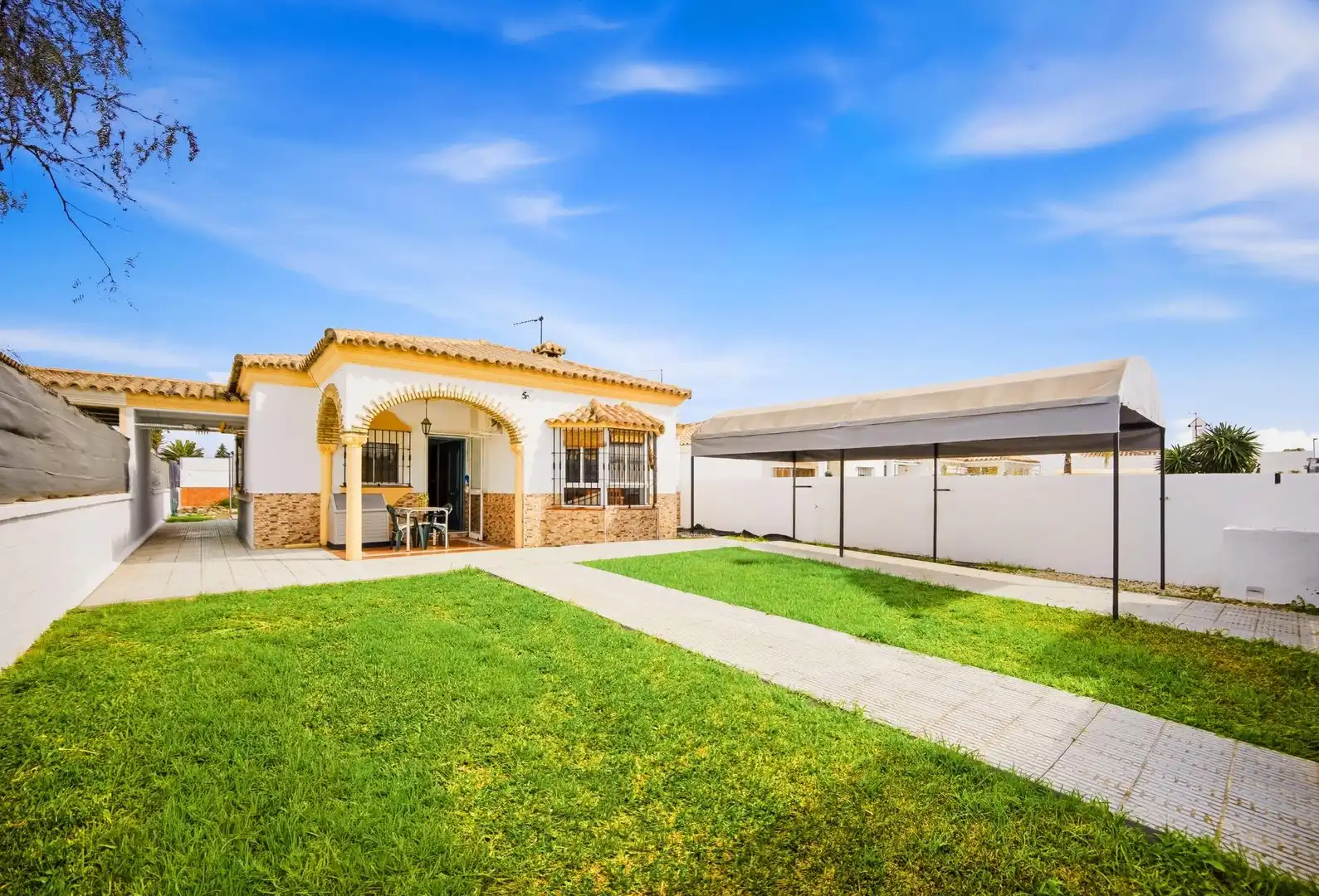 Jardí de Casa o xalet en venda en Chiclana de la Frontera amb Aire condicionat, Jardí privat i Terrassa